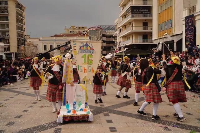 Πατρινό Καρναβάλι: Δείτε φωτογραφίες από τη Μεγάλη Παρέλαση της Κυριακής