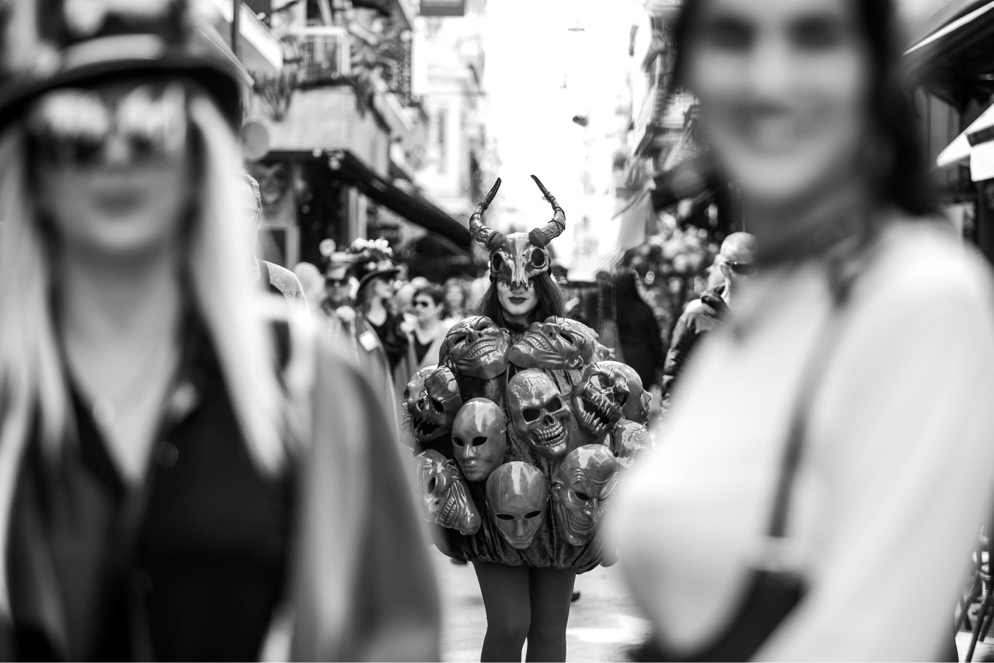 Μάγεψε στο Carnival Fashion street show η Μαριανίκη Μπανιά-Στην «Π» η σχεδιάστρια