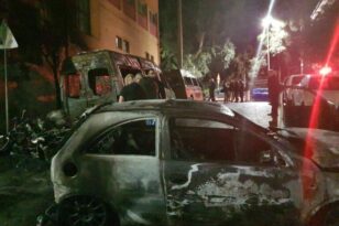 Εμπρηστική επίθεση τα ξημερώματα στου Ζωγράφου: Άγνωστοι πυρπόλησαν σχολικά λεωφορεία, ΙΧ και μοτοσικλέτες - ΦΩΤΟ