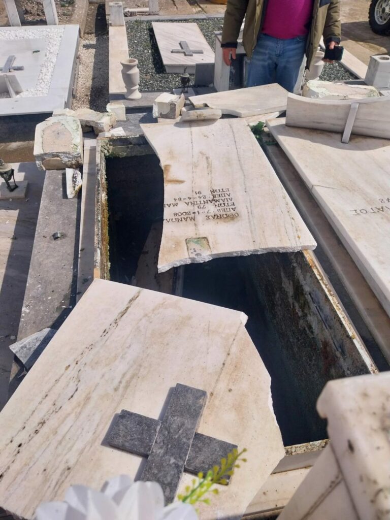 Γαστούνη: Ανεμοστρόβιλος «σήκωσε» το νεκροταφείο - ΦΩΤΟ