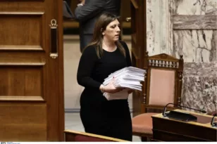 Βουλή: Με μία στοίβα από έγγραφα ανέβηκε στο βήμα η Ζωή Κωνσταντοπούλου - «57 ψυχές ζητούν δικαίωση» ΦΩΤΟ