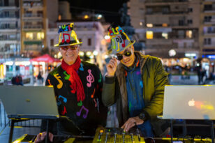 Πατρινό Καρναβάλι: Latin ρυθμοί μεταμόρφωσαν την Πλατεία σε χορευτική πίστα