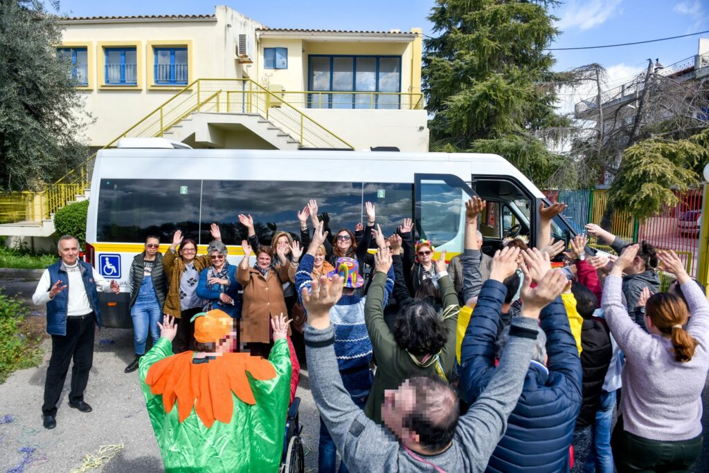 Πάτρα: Δόθηκε στην κυκλοφορία το νέο mini bus του ΚΟΔΗΠ ΦΩΤΟ