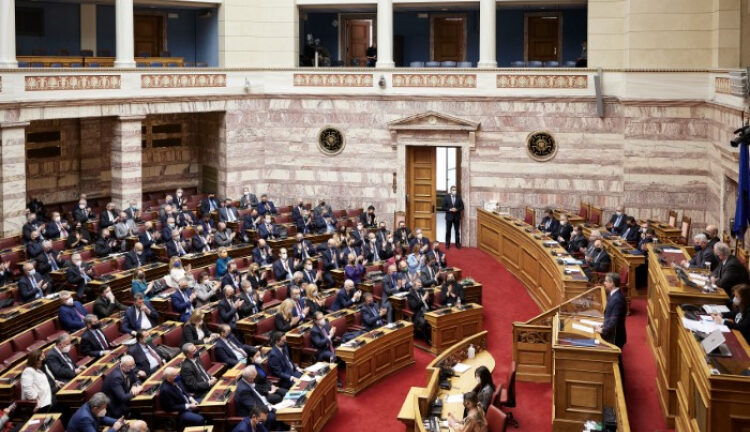 Βουλή: Υπερψηφίστηκε το νομοσχέδιο για την ενίσχυση του ΕΣΥ