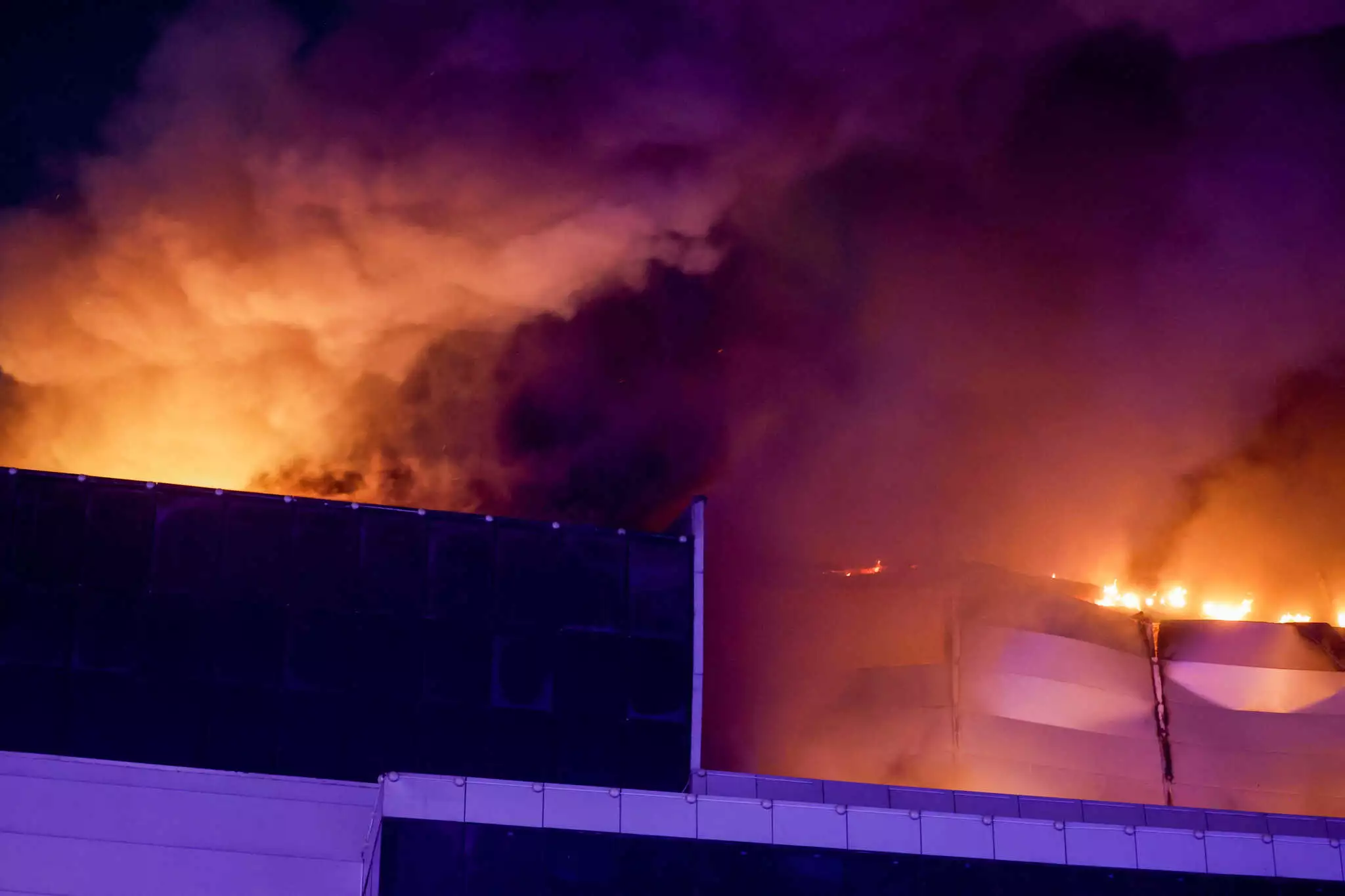 Ρωσία: Πυροβολισμοί σε συναυλιακό χώρο - Τουλάχιστον 40 νεκροί και δεκάδες τραυματίες, στις φλόγες το κτήριο! ΦΩΤΟ - BINTEO