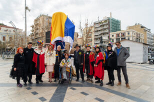 Πατρινό Καρναβάλι: Ο Άλκης Στέας με το μικρόφωνό του στην πλατεία Γεωργίου ΦΩΤΟ