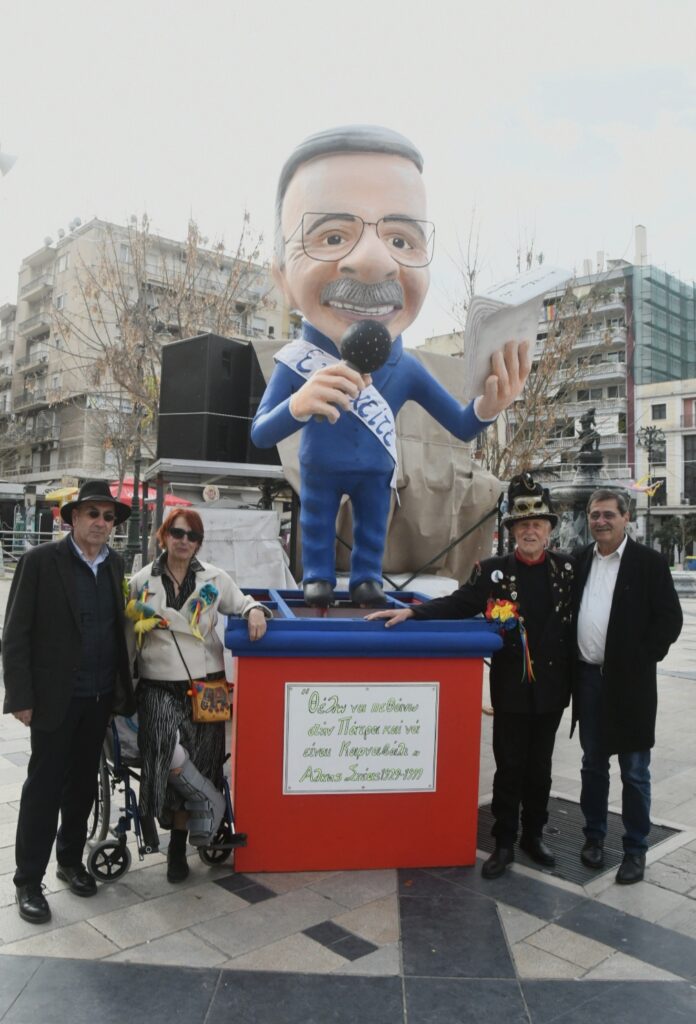 Πατρινό Καρναβάλι: Ο Άλκης Στέας με το μικρόφωνό του στην πλατεία Γεωργίου ΦΩΤΟ