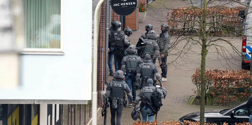 Ολλανδία: Ελεύθεροι όλοι οι όμηροι – Συνελήφθη άνδρας με μπαλακλάβα ΒΙΝΤΕΟ