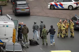 Ολλανδία: Άνδρας με εκρηκτικά κρατά ομήρους σε καφέ - Εκκενώθηκαν 150 σπίτια - Η στιγμή που αφήνονται ελεύθερα τρία άτομα BINTEO