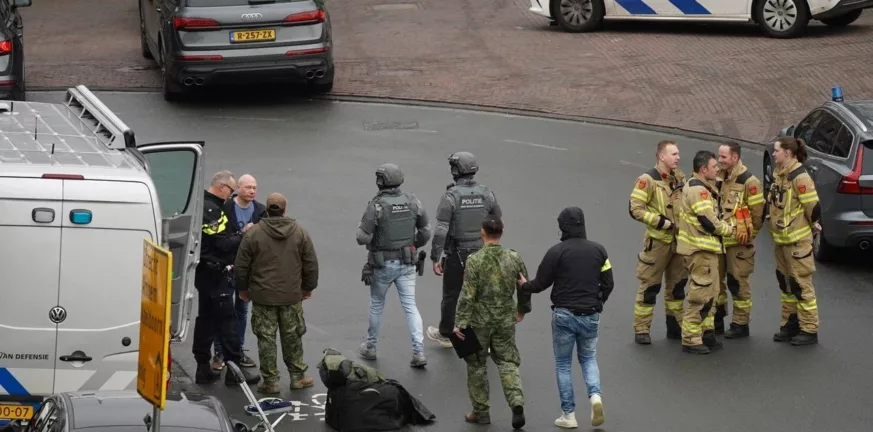 Ολλανδία: Άνδρας με εκρηκτικά κρατά ομήρους σε καφέ - Εκκενώθηκαν 150 σπίτια - Η στιγμή που αφήνονται ελεύθερα τρία άτομα BINTEO