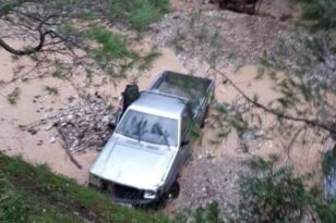 Αγροτικό αυτοκίνητο παρασύρθηκε από τον Βουραϊκό - Έσπευσε η Πυροσβεστική για απεγκλωβισμό