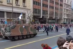 Στρατιωτική παρέλαση Αθήνας: 8 Παλαιστίνιοι μπήκαν μπροστά στα άρματα ΒΙΝΤΕΟ