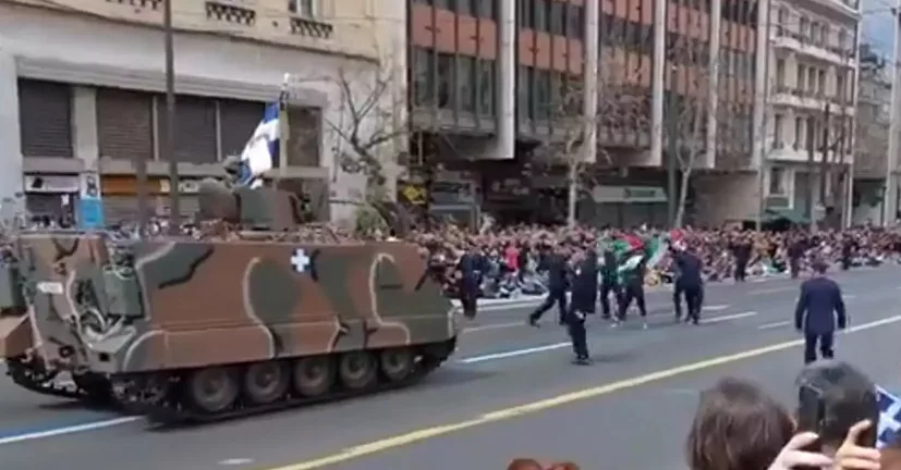 Στρατιωτική παρέλαση Αθήνας: 8 Παλαιστίνιοι μπήκαν μπροστά στα άρματα ΒΙΝΤΕΟ