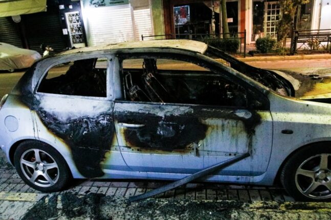 Σοβαρά επεισόδια με μολότοφ και φωτοβολίδες στην Πανεπιστημιούπολη - Κάηκαν αυτοκίνητα ΒΙΝΤΕΟ