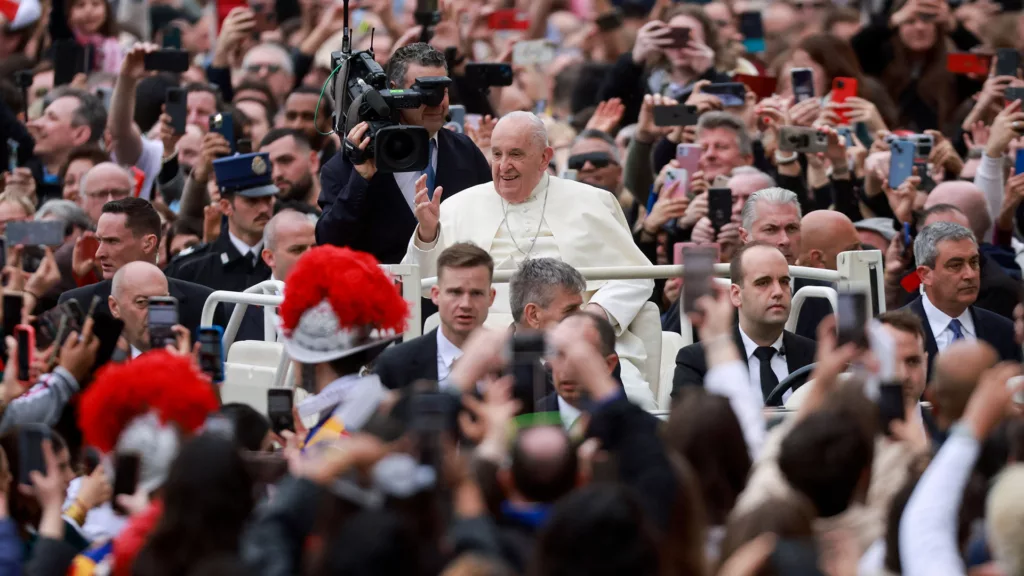 Βατικανό: Σε αναπηρικό αμαξίδιο ο Πάπας Φραγκίσκος για την Θεία Λειτουργία - Το μήνυμά του