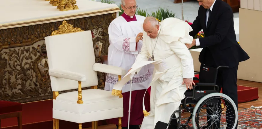 Βατικανό: Σε αναπηρικό αμαξίδιο ο Πάπας Φραγκίσκος για την Θεία Λειτουργία - Το μήνυμά του