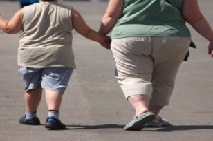 Έρευνα: Πώς σχετίζεται η παχυσαρκία των γονιών και των παιδιών τους στη μέση ηλικία