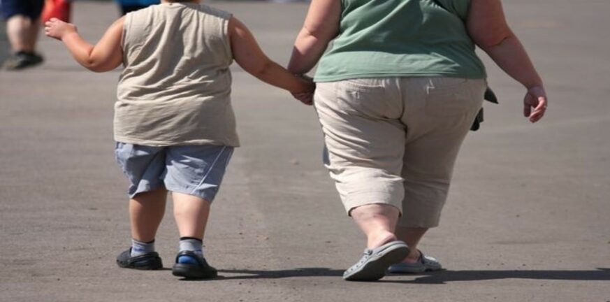 Έρευνα: Πώς σχετίζεται η παχυσαρκία των γονιών και των παιδιών τους στη μέση ηλικία