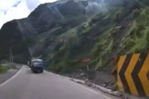 Περού: Η στιγμή που βράχοι διαλύουν φορτηγό - ΒΙΝΤΕΟ
