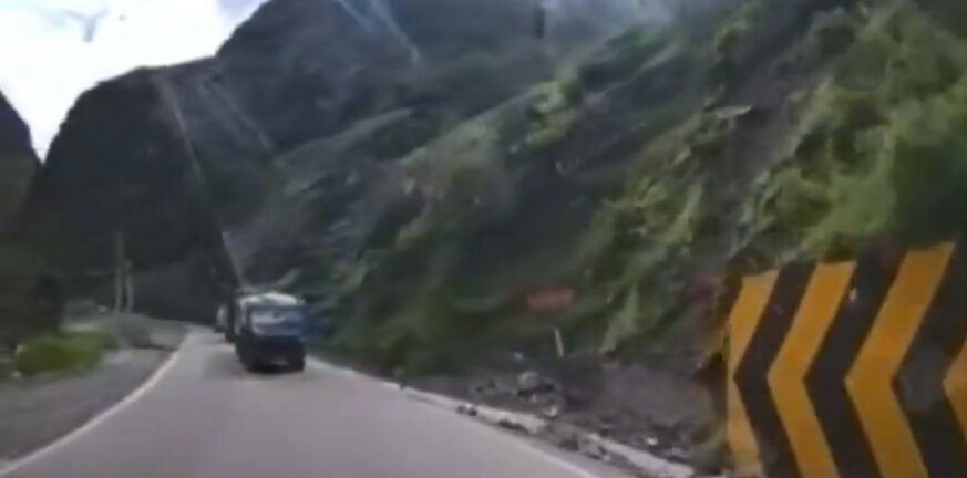 Περού: Η στιγμή που βράχοι διαλύουν φορτηγό - ΒΙΝΤΕΟ