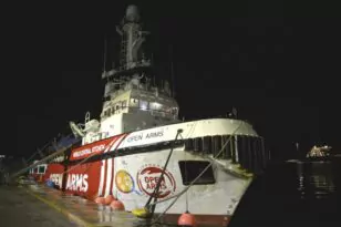 Προσεγγίζει το λιμάνι το πλοίο που μεταφέρει ανθρωπιστική βοήθεια από τη Λάρνακα στη Γάζα