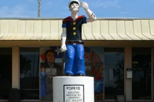 Σαν σήμερα 26 Μαρτίου 1937 στο Τέξας αναγείρεται άγαλμα για τον Ποπάι, που λάτρευε το σπανάκι - Δείτε τι άλλο συνέβη