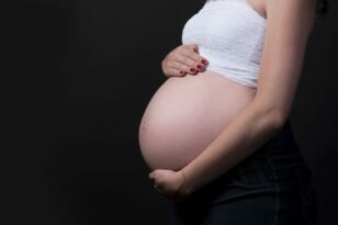 Γαλλία: Έγινε η πρώτη χώρα που κατοχύρωσε συνταγματικά το δικαίωμα στην άμβλωση