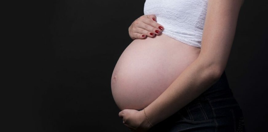 Γαλλία: Έγινε η πρώτη χώρα που κατοχύρωσε συνταγματικά το δικαίωμα στην άμβλωση