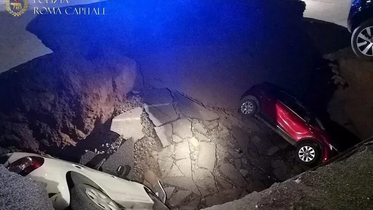 Ρώμη: Τρύπα βάθους δέκα μέτρων «κατάπιε» δύο αυτοκίνητα - ΦΩΤΟ - ΒΙΝΤΕΟ