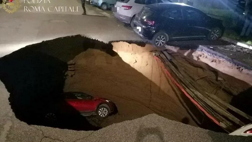 Ρώμη: Τρύπα βάθους δέκα μέτρων «κατάπιε» δύο αυτοκίνητα - ΦΩΤΟ - ΒΙΝΤΕΟ