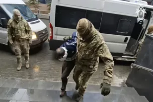 Ρωσία: Προφυλακίστηκαν οι τέσσερις ύποπτοι για την επίθεση – Στο δικαστήριο με εμφανή τα σημάδια της κακοποίησης από την ανάκριση