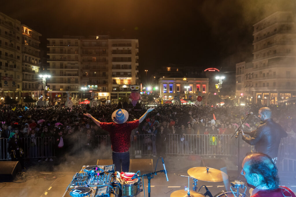 Πατρινό Καρναβάλι: Ξεσήκωσε με τις βαλκανικές μουσικές του και αποθεώθηκε από ένα τεράστιο πλήθος ο Shantel ΦΩΤΟ