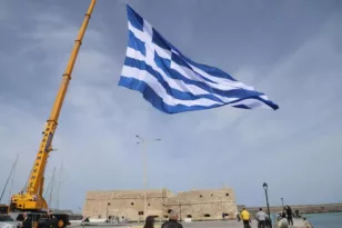 25η Μαρτίου: Σημαία τεραστίων διαστάσεων κυματίζει στο λιμάνι του Ηρακλείου