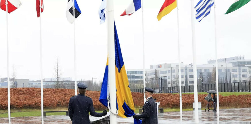 ΝΑΤΟ: Η σημαία της Σουηδίας υψώθηκε στην έδρα της Συμμαχίας - ΒΙΝΤΕΟ