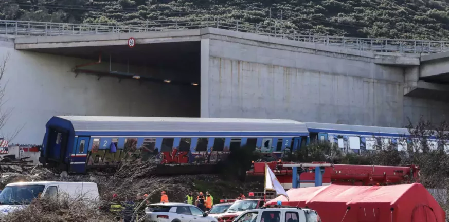 Τέμπη: Συμπληρωματικές μηνύσεις σε Πυροσβεστική και ιατροδικαστές από τους συγγενείς των θυμάτων