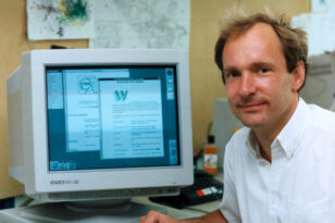 Σαν σήμερα 12 Μαρτίου 1989 ο μηχανικός υπολογιστών Τιμ Μπέρνερς-Λι προτείνει τη δημιουργία του Παγκόσμιου Ιστού (WWW) - Δείτε τι άλλο συνέβη