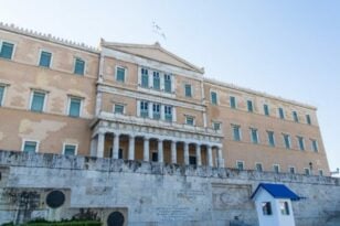 Βουλή: Κατατέθηκε η τροπολογία για να χειρουργούν ιδιώτες γιατροί σε δημόσια νοσοκομεία