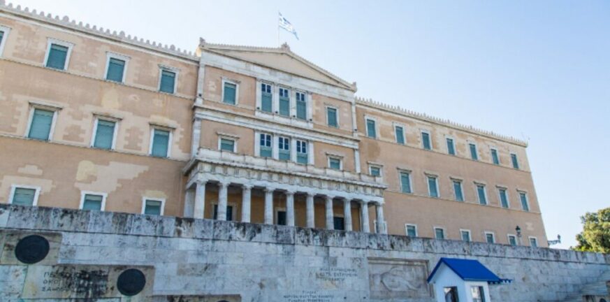 Βουλή: Κατατέθηκε η τροπολογία για να χειρουργούν ιδιώτες γιατροί σε δημόσια νοσοκομεία