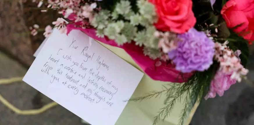 Κέιτ Μίντλετον: Κύμα συμπαράστασης έξω από το Κάστρο του Γουίνδσορ – Πλήθος κόσμου αφήνει λουλούδια και γράμματα