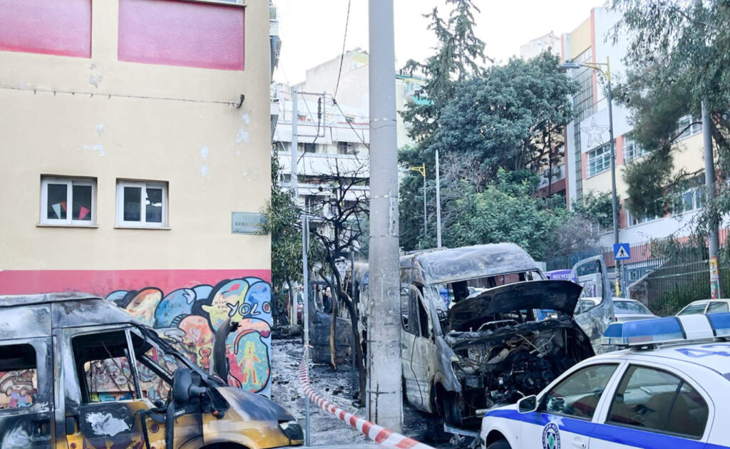 Εμπρηστική επίθεση τα ξημερώματα στου Ζωγράφου: Άγνωστοι πυρπόλησαν σχολικά λεωφορεία, ΙΧ και μοτοσικλέτες - ΦΩΤΟ