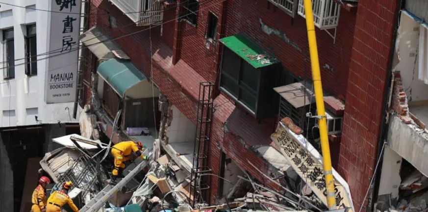 Φονική δόνηση 7,4 Ρίχτερ στην Ταϊβάν - Οι μαρτυρίες Ελλήνων κατοίκων και οι αγωνιώδεις απεγκλωβισμοί από δεκάδες κατεστραμμένα κτίρια