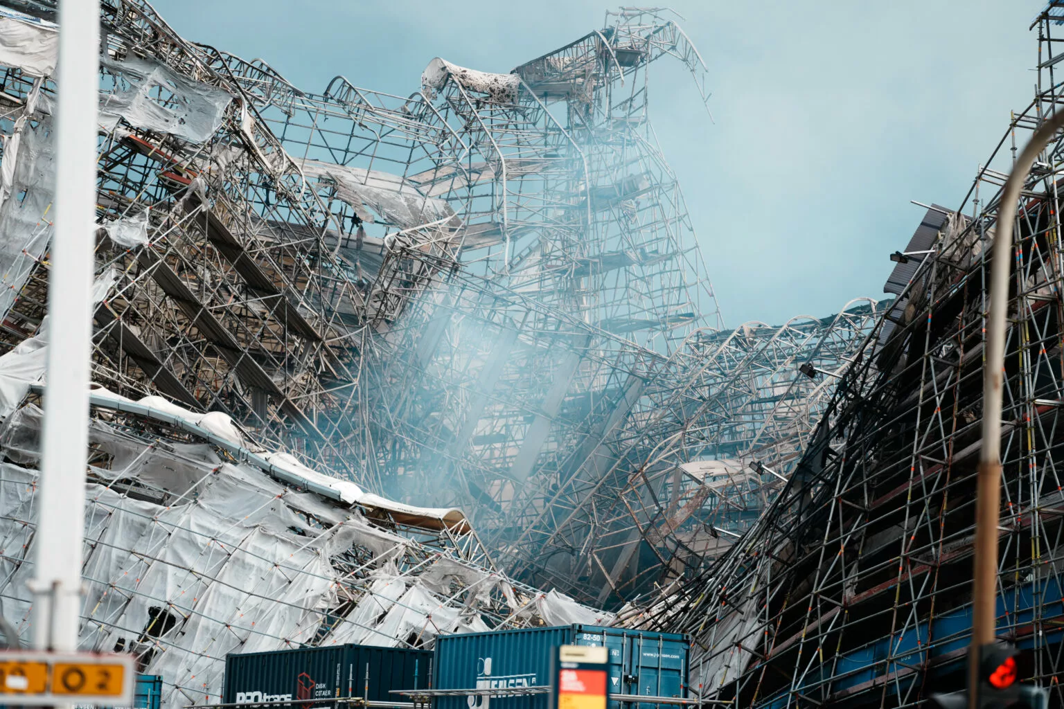 Το ιστορικό κτίριο του Χρηματιστηρίου της Κοπεγχάγης καταρρέει σαν χάρτινος πύργος - ΦΩΤΟ