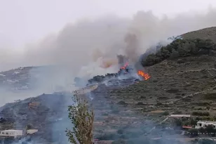 Πάρος: Μήνυμα του 112 για φωτιά σε κατοικημένη περιοχή