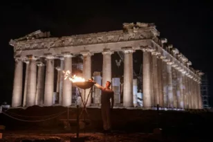 Ολυμπιακοί Αγώνες 2024: Η Ολυμπιακή Φλόγα στην Ακρόπολη - Μαγευτικές εικόνες