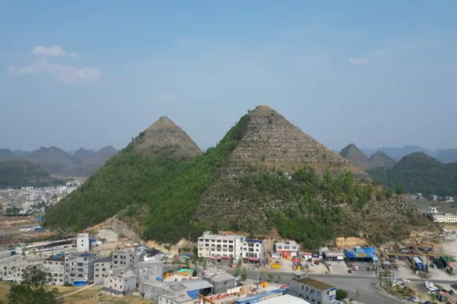 Τα βουνά-πυραμίδες στο Γκουϊτζόου της Κίνας προκαλούν διαδικτυακό σάλο