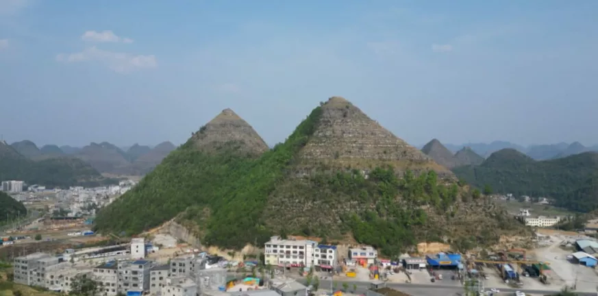 Τα βουνά-πυραμίδες στο Γκουϊτζόου της Κίνας προκαλούν διαδικτυακό σάλο