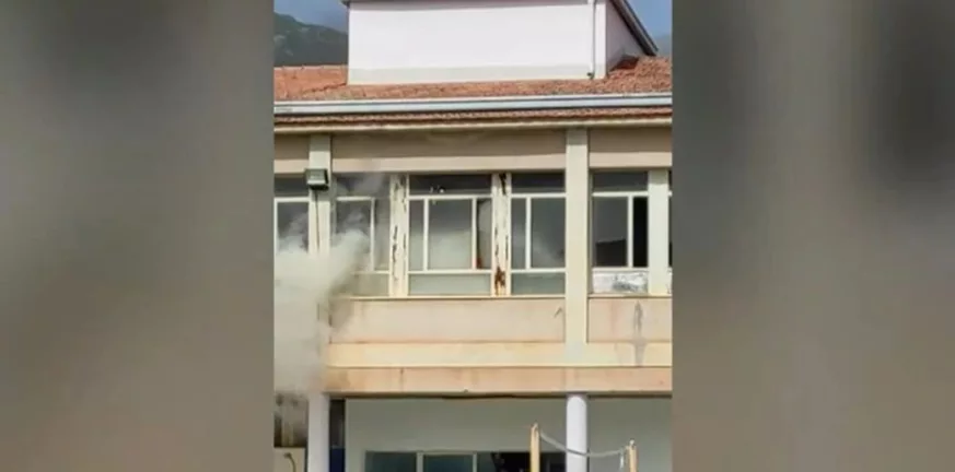 Άμφισσα: Βίντεο από τη φωτιά που ξέσπασε σε ΕΠΑΛ - Μαθητές ζητούν βοήθεια από τα παράθυρα