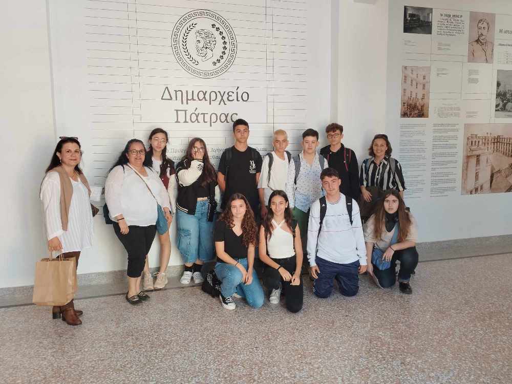 Πάτρα: Μαθητές από την Ισπανία ξεναγήθηκαν στο νέο Δημαρχείο