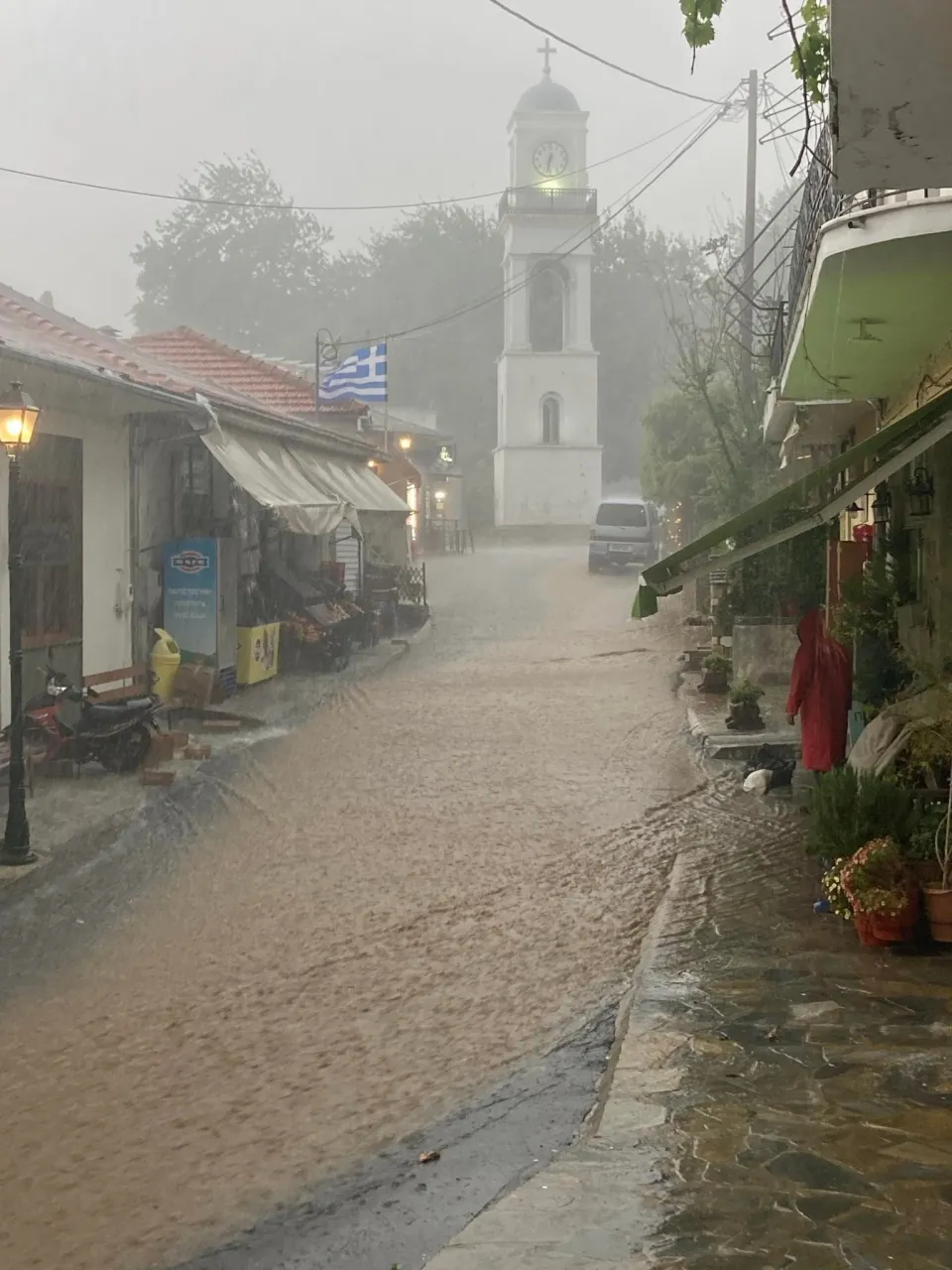 Κακοκαιρία: Κίνδυνοι για πλημμύρες μέσα στη νύχτα - Αγωνία για την πολύπαθη Θεσσαλία