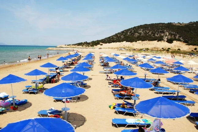Ούτε ξαπλώστρα στις «απάτητες παραλίες» - Τι αλλάζει στο θαλάσσιο μέτωπο από τον Άραξο μέχρι την Κυλλήνη